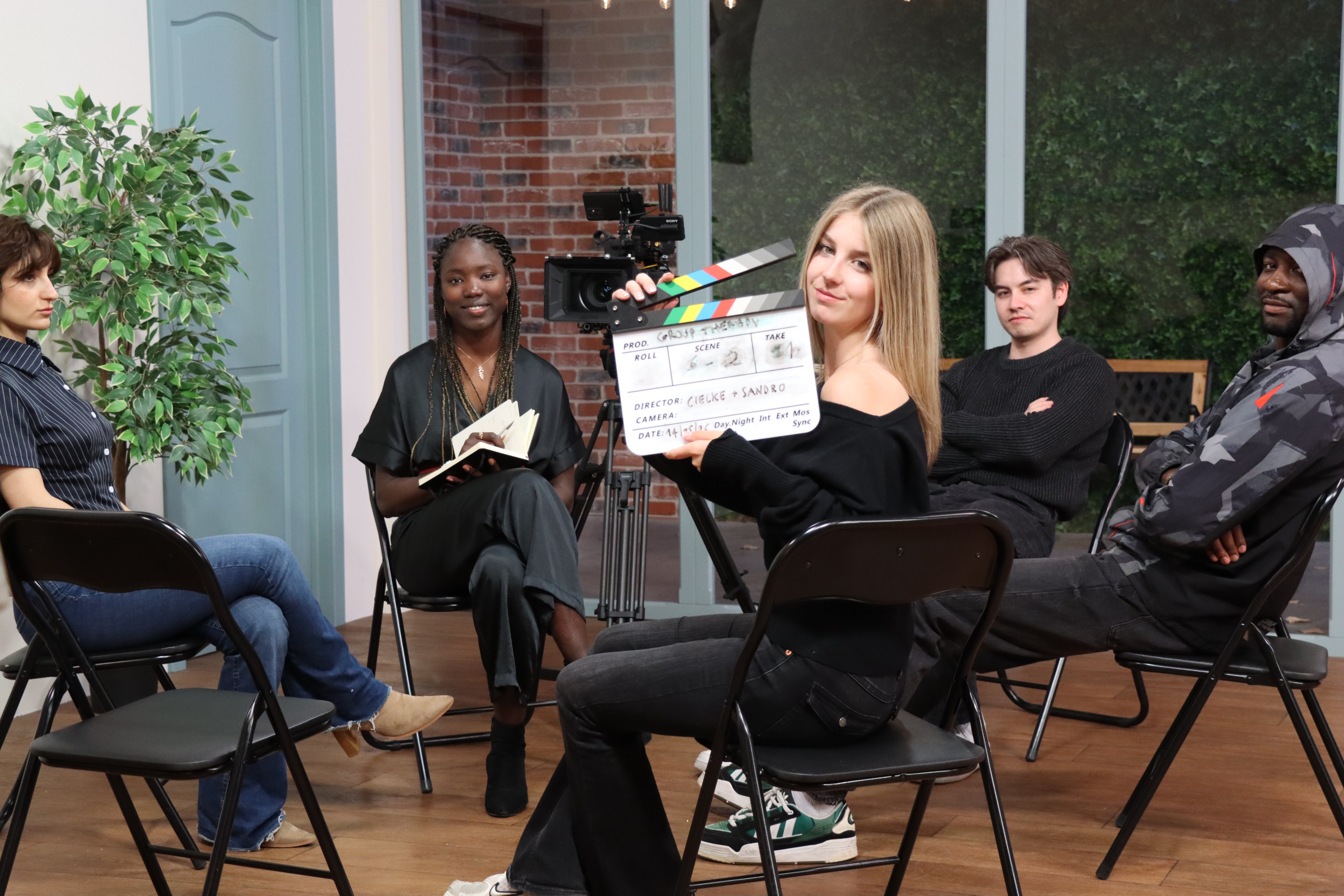 Groep acteurs op set tijdens opnames met klapper